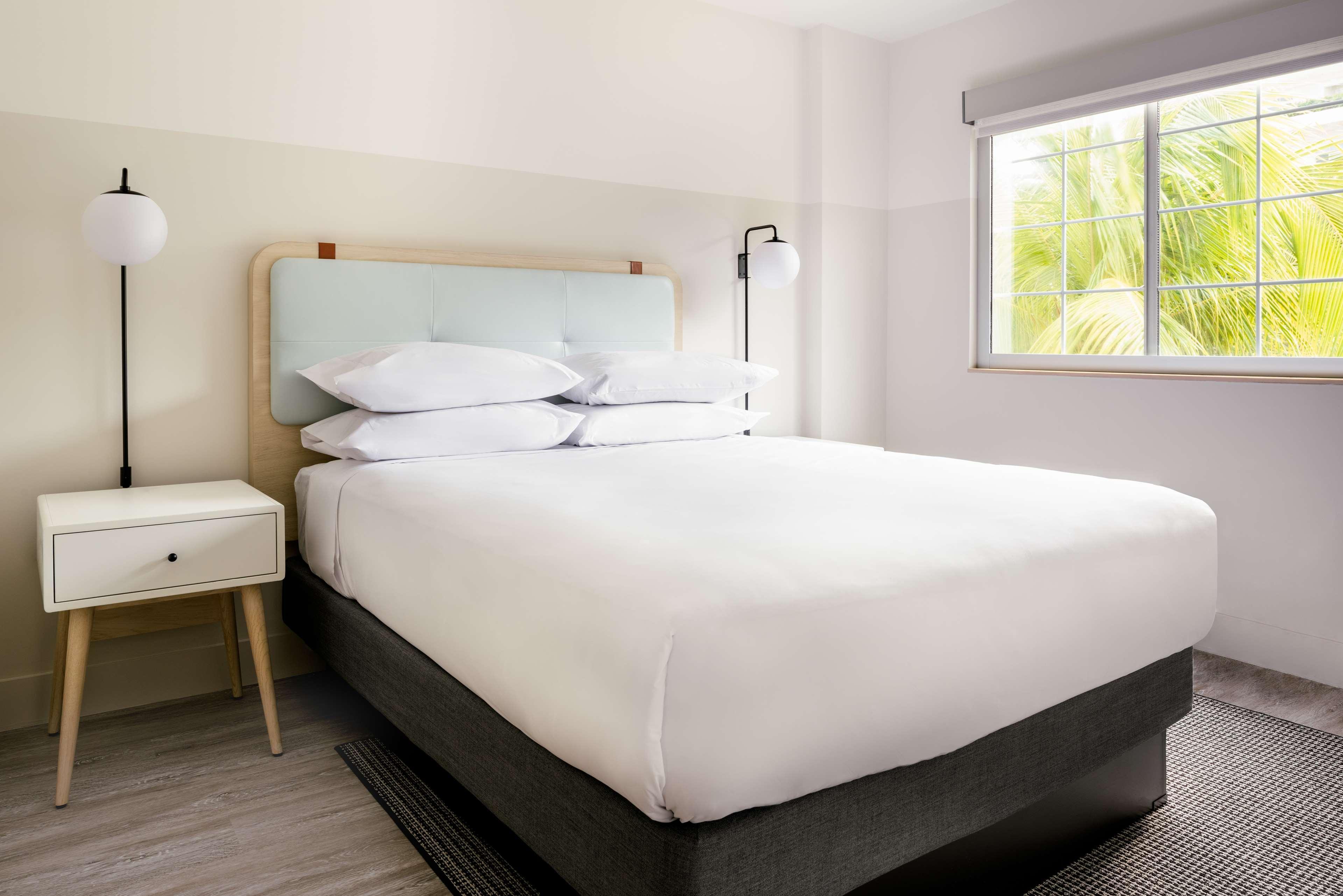 Hampton By Hilton Grand Cayman Seven Mile Beach George Town Exterior foto